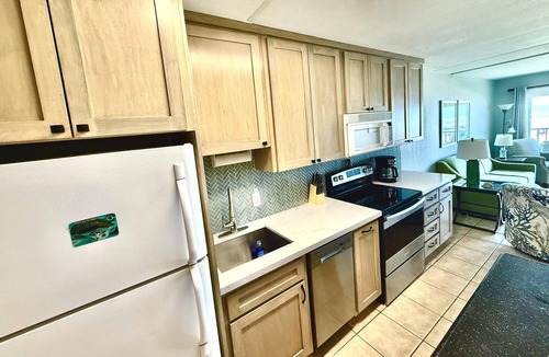 South Padre Island Condo | Beach facing balcony, Fully furnished, Beach supplies, sleeps 6. pool & hot tub