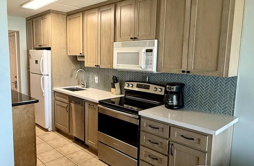South Padre Island Condo | Beach facing balcony, Fully furnished, Beach supplies, sleeps 6. pool & hot tub