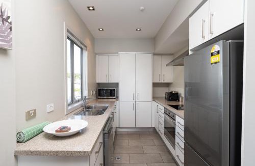 Paihia Apartment | Beach Front 2 Bedroom Apartment