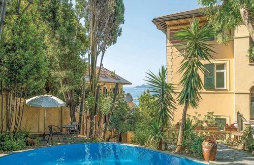 Rapallo Apartment | Beach front apartment in Rapallo GE with swimming pool