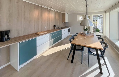 Eidsvag Apartment | Beach front apartment in Eidsvåg with WiFi