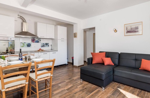 Cres Apartment | Beach front apartment in Cres with WiFi