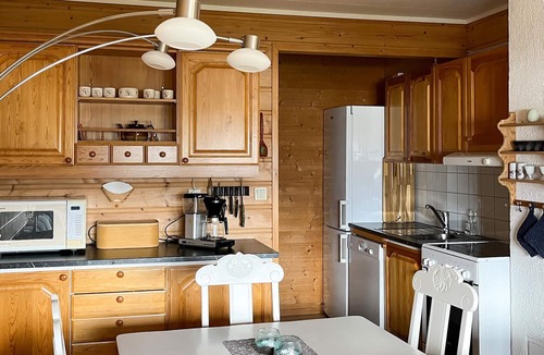 Flora Apartment | Beach front apartment in Svortevik with WiFi