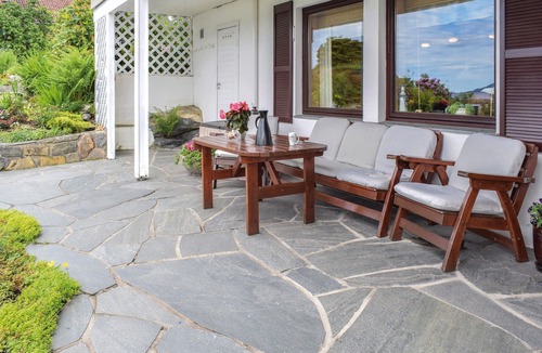 Flora Apartment | Beach front apartment in Svortevik with WiFi