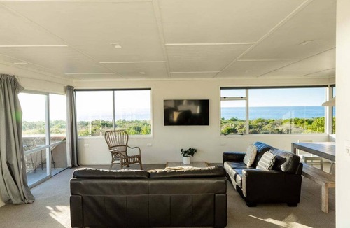 Kaikoura House | Beach Front Bach | Games Room | Handy Location - KK58106