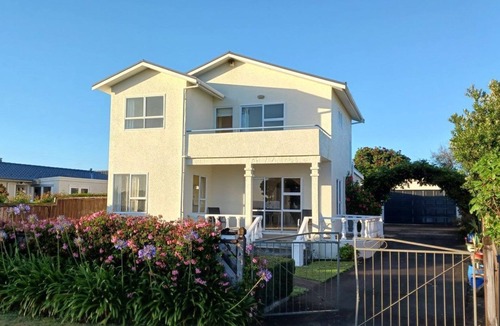 Haumoana Villa | Beach-front Bliss: Coastal Paradise Awaits
