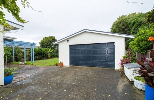Haumoana Villa | Beach-front Bliss: Coastal Paradise Awaits