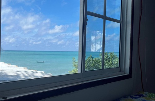 Bahia Suroeste House | Beach front bungalow with AC in Providencia