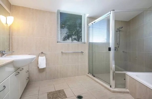 Mermaid Beach Apartment | Beach Front Luxury at Palm Springs