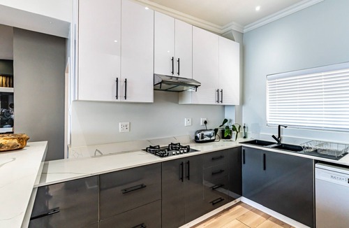 Shaka's Rock Apartment | Beach Front Penthouse Apartment (No load-shedding)