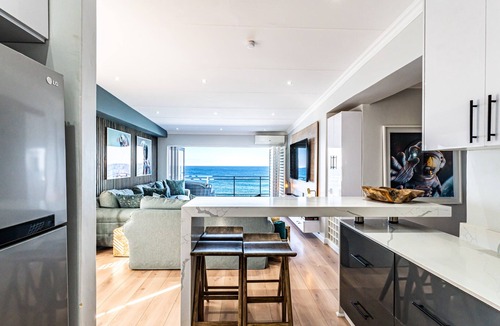Shaka's Rock Apartment | Beach Front Penthouse Apartment (No load-shedding)