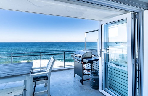 Shaka's Rock Apartment | Beach Front Penthouse Apartment (No load-shedding)