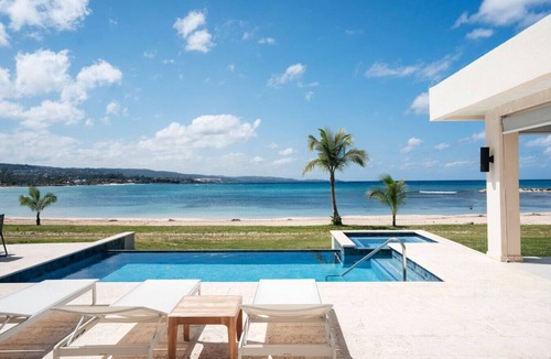 Runaway Bay Villa | Beach Front Staffed Villa | Lux Resort by Bocobay