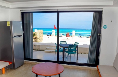 Zona Hotelera Apartment | Beach front Villa, great location, steps from the beach!