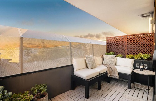 Port Melbourne Apartment | Beach Gem with Gorgeous View
