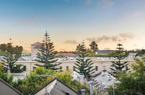 Port Melbourne Apartment | Beach Gem with Gorgeous View