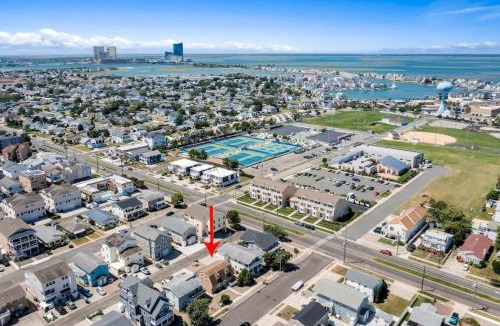 Southend House | Beach Getaway Parking 2 blocks to Beach