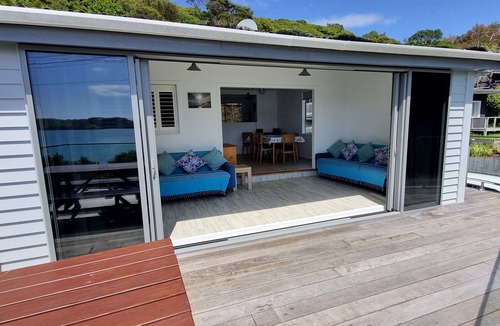 Te Kouma House | Beach Getaway-Stunning Sea Views/Close to Beach & Boat Ramp - Wi-Fi - 4 Bedrooms