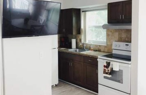 Deerfield Beach Apartment | Beach Haven 1 BD + Florida Room steps from Ocean