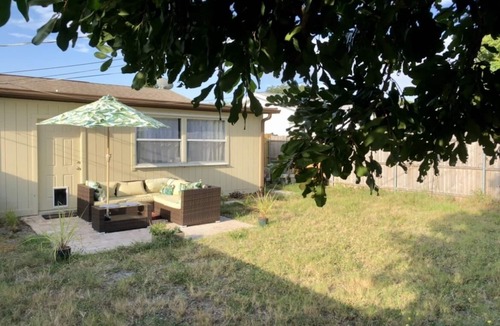 Jensen Beach Cottage | Beach Haven - prime location from beaches and downtowns