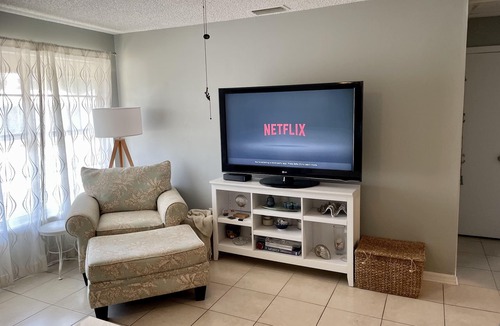 Jensen Beach Cottage | Beach Haven - prime location from beaches and downtowns