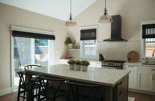 Alcona Apartment | Beach House 5 Star Gem +Muskoka room + Yoga Studio