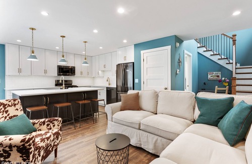 Union Pier House | Beach House Lake Shore Road steps to Miller Beach access. 4 bedrm 4 bathroom