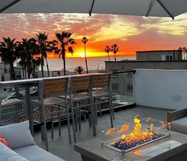 Huntington Beach House | Beach House with Rooftop Jacuzzi