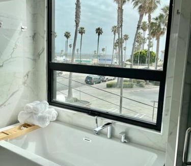 Huntington Beach House | Beach House with Rooftop Jacuzzi