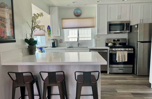West Newport Cottage | Beach it Here- 5 min. walk to the beach, remodeled and close to all amenities