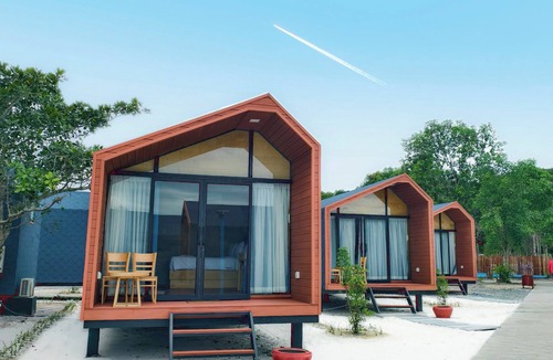Koh Rong Resort | Beach just a few steps away, offering easy access to the island’s attractions.