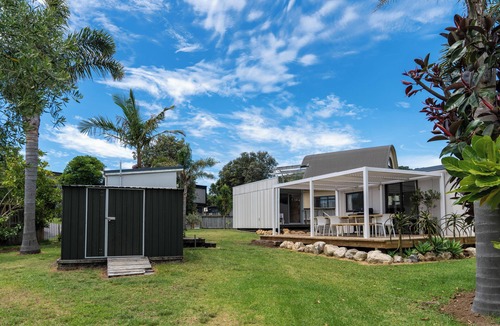 Bowentown Cabin | Beach Life - Boulevard Getaways. Family friendly, pets welcome, relax in nature!