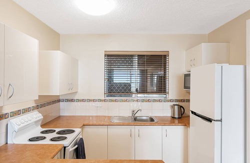 Coolangatta Apartment | Beach Lodge Unit 9 Beachfront unit in Coolangatta balcony with ocean views. close to clubs and shops