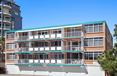 Coolangatta Apartment | Beach Lodge Unit 9 Beachfront unit in Coolangatta balcony with ocean views. close to clubs and shops