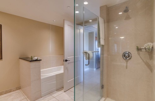 Honokowai Hotel | Beach paradise: Elegant Views with Full Kitchen, Onsite Parking and Pool View