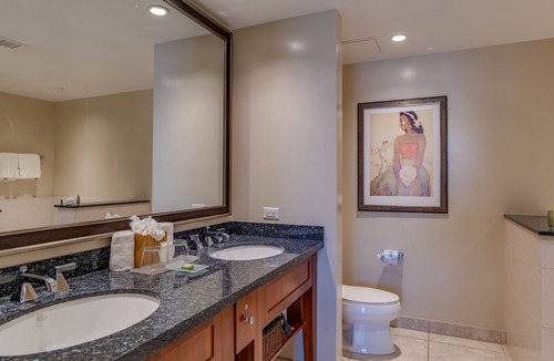 Honokowai Hotel | Beach paradise: Elegant Views with Full Kitchen, Onsite Parking and Pool View