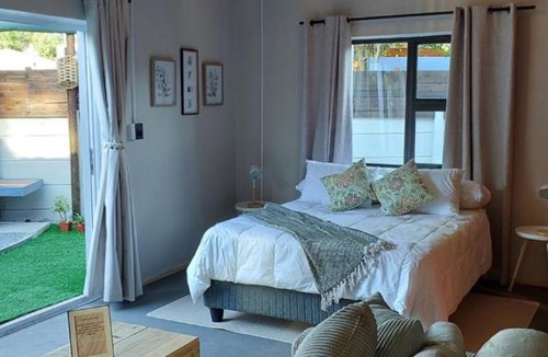 Bloubergstrand Apartment | Beach Pebble - 200m walk to beach kite surfer paradise, work friendly, pet friendly - must request
