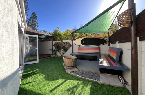 Bloubergstrand Apartment | Beach Pebble - 200m walk to beach kite surfer paradise, work friendly, pet friendly - must request