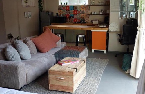 Bloubergstrand Apartment | Beach Pebble - 200m walk to beach kite surfer paradise, work friendly, pet friendly - must request