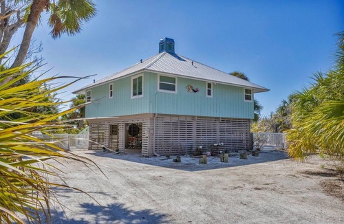 Cape Haze House | Beach pool house getaway on Kettle Harbor