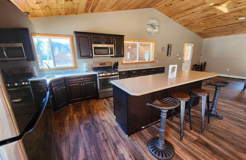 Gaines House | Beach Roost - Secluded Riverside Retreat: Perfect Getaway for Outdoor Adventures!