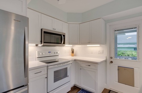 Sanibel House | Beach side four bedrooms, three bathroom home available for weekly rentals.