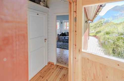 Flakstad Cabin | Beach side HeiaHytta in Fredvang