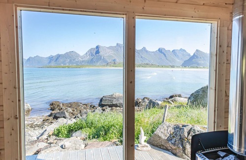 Flakstad Cabin | Beach side HeiaHytta in Fredvang