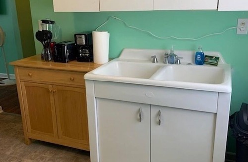 Bayview Apartment | Beach Side Studio #4 - Pet Friendly, WiFi, Off-Street Parking, Large Smart TV