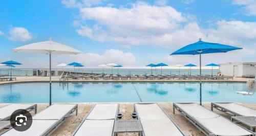Sunny Isles Beach Apartment | Beach Studio with City View