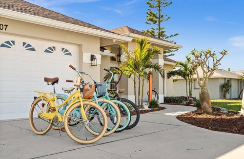 South Venice House | Beach Time Villa-heated pool & spa-4 bikes, game room-great amenities
