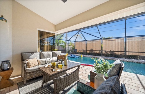 South Venice House | Beach Time Villa-heated pool & spa-4 bikes, game room-great amenities