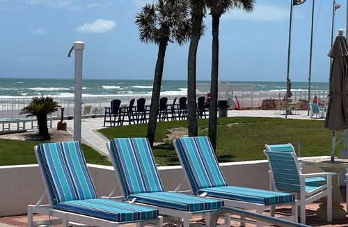 South Peninsula Historic District Apartment | Beach- TWO Pools, 1 Heated-Comforts of Home-Amazing SUNRISE-Races-Bikes-Concerts