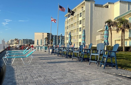 South Peninsula Historic District Apartment | Beach- TWO Pools, 1 Heated-Comforts of Home-Amazing SUNRISE-Races-Bikes-Concerts